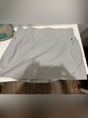 Huk Women’s Light Gray Performance Mini Skort
